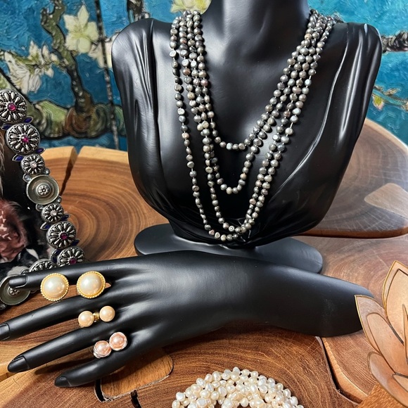 3 strands of baroque, freshwater pearls with three pairs of matching earrings. - Picture 9 of 10